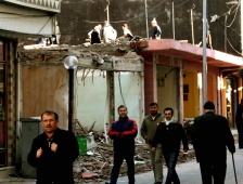 Yıkılan Duvarın Altından Sağ Olarak Çıkarıldı