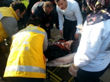 Yolda Yürürken yere yıldı