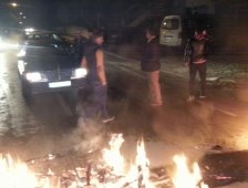 Altındere'de Vatandaşlar Yol Kesti