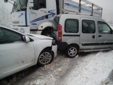 Zincirleme Kazada 5 Araç Birbirine Girdi