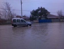 Kuzuluk'da Cadde Sular Altında Kaldı