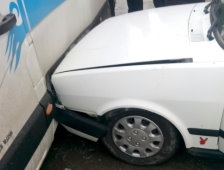 Bayan Sürücü Panik Yapınca Okul Servisine Çarptı