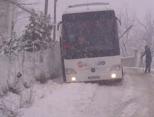 YOLCU OTOBÜSÜ KANALİZASYON ÇUKURUNA DÜŞTÜ