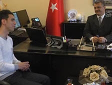 Sofuoğlu, Emniyet Müdürüne Kask Hediye Etti