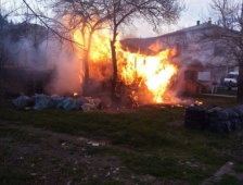 Akyazı Karaçalılık'ta Çıkan Yangın Ahır ve Samanlığı Kullanılmaz Hale Getirdi