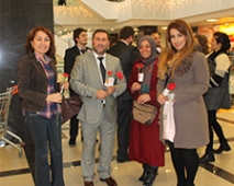 ABDULLAH MERT KARANFİL DAĞITTI