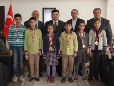 Başarılı Sporcuları Makamında Kabul Etti