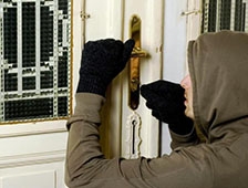 Eve Girmeye Çalışan Hırsızlar Fark Edildiklerini Anlayınca Kaçtılar