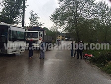 Motosiklet Sürücüsü Minibüs'e Çarptı 2 Yaralı