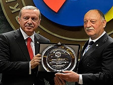 BAYRAKTAR’A HİZMET ŞEREF BELGESİ