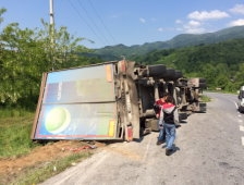 Virajı Alamayan TIR Devrildi