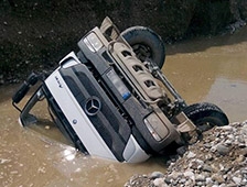 Dev Kamyon Suya Gömüldü