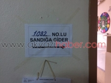 Oy pusulalarını evde mühürleyip getirdi