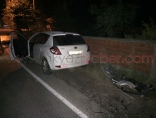 Kamyonetten Kaçtı Duvara Çarptı