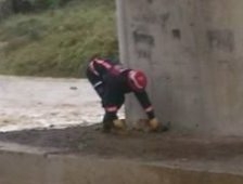 Selde mahsur kalan köpeği itfaiye kurtardı.