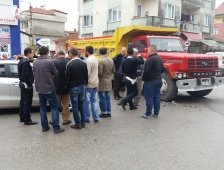 Kamyonla Otomobil Çarpıştı