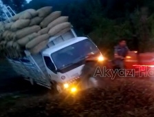 Akyazı'da Fındık Yüklü Kamyon Böyle Devrildi. VİDEO