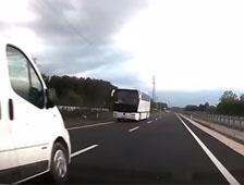 ECELesi Olan Bir Sürücü Daha Trafiği Böyle Tehlikeye Soktu