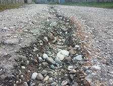 Yolun Ortasından Dere Geçiyor