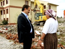 Fen İşleri Yeşil Alan Çalışmalarını Sürdürüyor