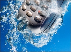 Suya düşen cep telefonu nasıl kurtarılır?