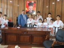 Hem Müdürü Yaman’dan Karatecilere Maddi Destek