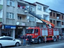 Evde Yalnız Bırakılan Çocuğu İtfaiye Kurtardı