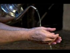 Çıplak olarak gusül etmek caiz mi? Banyo yapılan yere küçük abdest bozmak caiz midir?