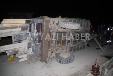 Kereste Yüklü Traktör Devrildi