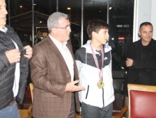 Başarılı Sporcuya Başkan Akcan’dan Ödül