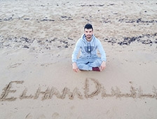 Kenan Sofuoğlu kumlara “Elhamdülillah” yazdı