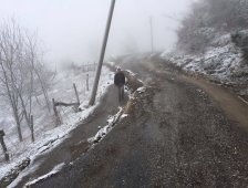 YOL 1 METRE ÇÖKTÜ ELEKTRİK DİREĞİ YANA YATTI