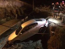 Otomobil Köprü İnşaatına Uçtu 2 Yaralı