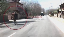 Tek Teker Yapan Motosiklet Sürücüsü Trafiği Tehlikeye Soktu