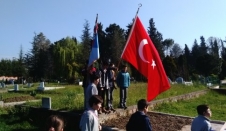 Öğrenciler Şehitlerimizi Mezarları Başında Andı