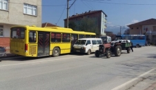 Traktör Park Halindeki Minibüse Çarptı