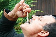 Şifa İçin Canlı Balık Yutuyorlar