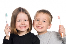 Diş fırçalama alışkanlığında anne baba örnek