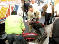Ters Yönden Gelen Motosiklet Sürücüsü Kamyonun Altına Girdi