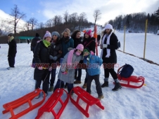 Öğrenciler  kayak yaparak pistte tüm hünerlerini gösterdiler. 