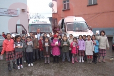 Öğrencilere Kitap Hediye Etti