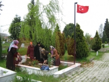 AKP Kadın Kolları Şehit Mezarları Ve Ailelerini Ziyaret Etti