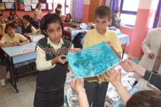 ÖĞRENCİLERE EBRU SANATINI ÖĞRETİYOR