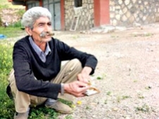 Koca köyde bir tek o oy kullanacak