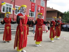 Yuvalak İlköğretim Okulunda Teknoloji tasarım ve resim sergisi törenle açıldı. 