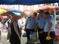 Akyazı Belediyesi Zabıta ekipleri denetimleri attırdı. 