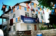 Evini AKP Bayrakları İle Donattı!