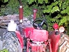 TRAKTÖRLE AĞACA ÇARPTI