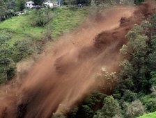 Hendek ilçesinde toprak kayması