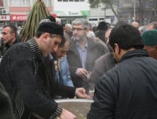 Cuma Namazı Çıkışında Helva Dağıtıldı